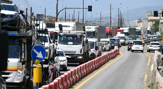 Autostrade in tilt a Genova, camionisti scendono dai tir e protestano: «Da ore sotto il sole»