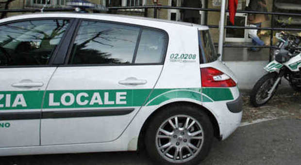 Milano, falso allarme bomba: l'auto era guasta. Attimi di paura nel quartiere Isola