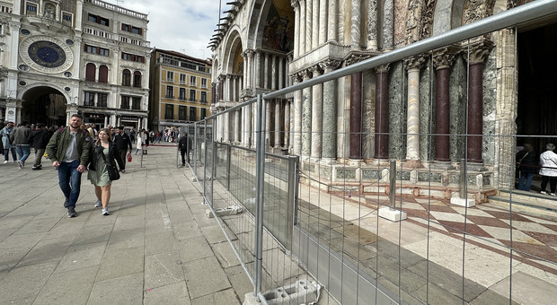 Venezia. Basilica di San Marco, pronta da 5 mesi la nuova barriera di cristallo ma è ancora "ingabbiata" in una rete metallica. Così anche a Pasqua?