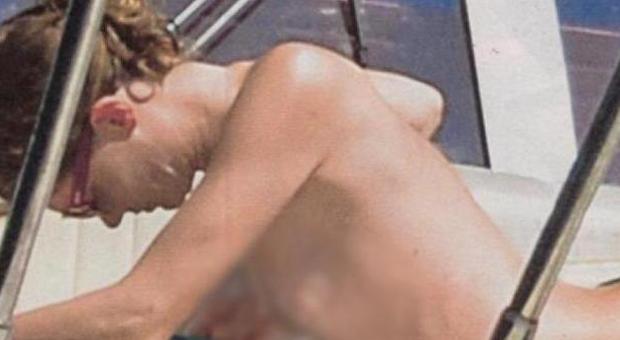 Vittoria Puccini sexy topless in barca a Ventotene: seno in libertà senza il compagno Fabrizio Lucci