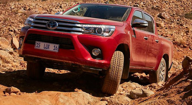 La Toyota Hilux impegnata in un difficile passaggio tra le pietre in Namibia