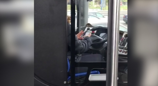 Fuma e gioca al cellulare alla guida: passeggera filma l'autista di un bus in viaggio sulla Tangenziale di Napoli