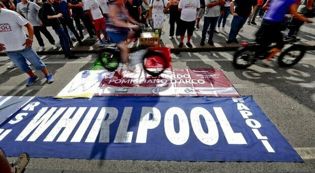 Whirlpool, corteo degli operai di Napoli: no alla reindustrializzazione