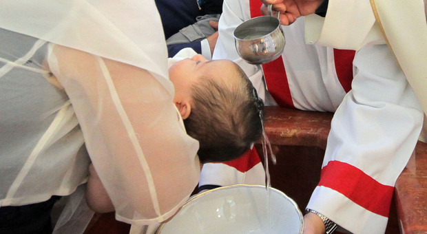 Prete sbaglia la formula per decenni, il vescovo: «Dovete battezzarvi un'altra volta»