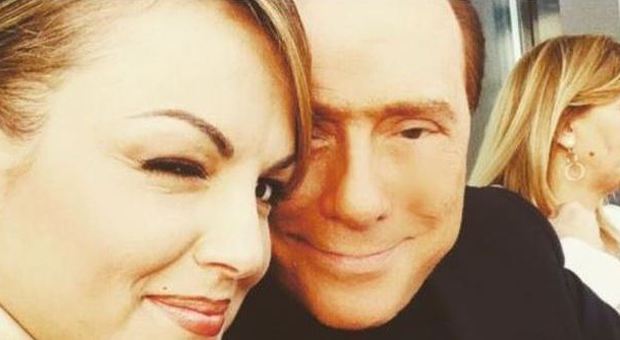 Berlusconi sbarca su Instagram: foto con la Pascale e Dudù