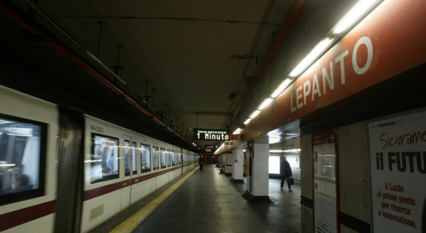 Donna morta incastrata sui binari della metropolitana. Chiusa la linea