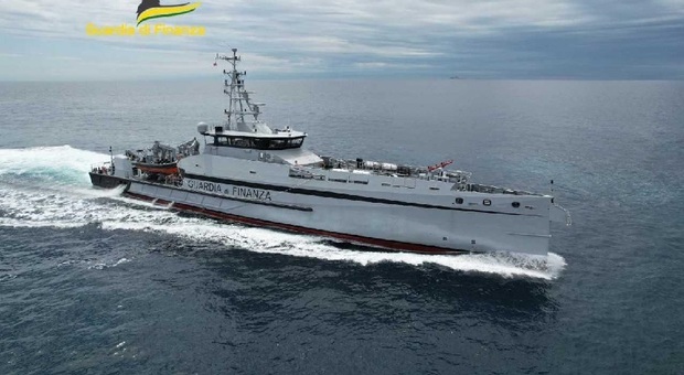 Arrivata a Gaeta la nave ammiraglia della Guardia di Finanza, la visita del prefetto Falco