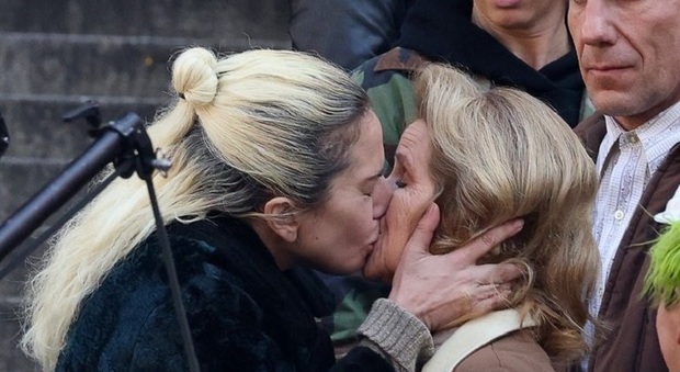 Lady Gaga bacia una donna a New York e l'immagine diventa virale: scena di un film o realtà? La domanda impazza sui social
