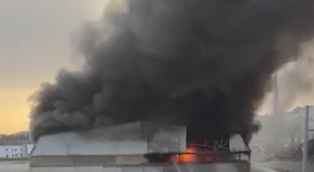 L'incendio al capannone nella zona commerciale di Ellera di Corciano