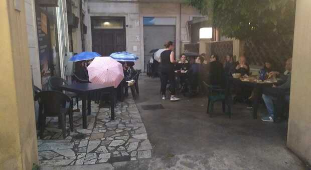 Terni, al ristorante con l'ombrello: la cena al tempo della pandemia