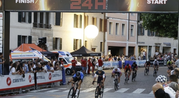 L'arrivo della 24 ore Castelli in centro a Feltre: la corsa era iniziata venerdì sera, ha vinto una squadra olandese