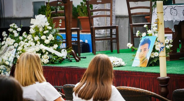 Tredicenne morto a Gragnano, sei mesi di minacce dai bulli: fiori e bigliettini sul banco vuoto