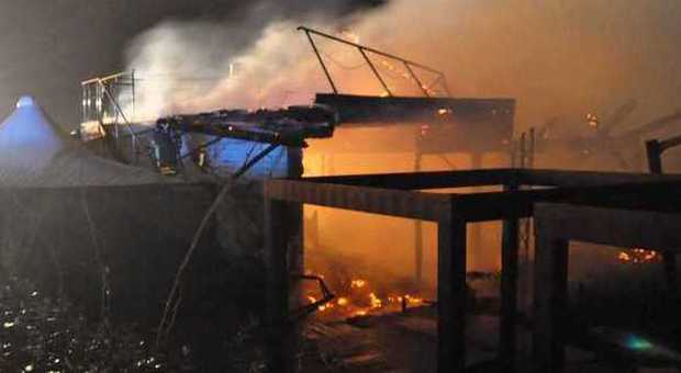 Fiumicino, incendio sul lungomare: a fuoco ​il chiosco Dadaumpa. Locale distrutto