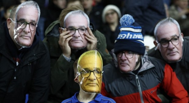 Leicester, il post Ranieri inizia col 3-1 al Liverpool Ma i tifosi indossano la maschera di Sir Claudio