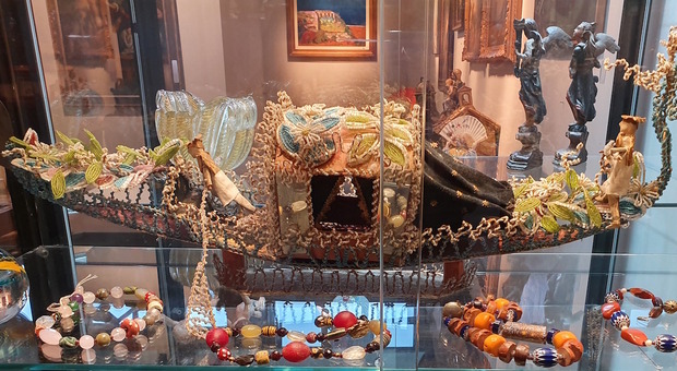 Gondola soprammobile con perline di Murano da seimila euro fra i "gioielli" di Antiquaria