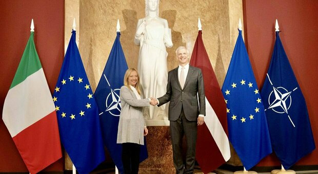 Meloni al summit della Nato: l'ombrello del G7 e la mediazione tra Biden e Zelensky