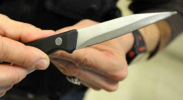Napoli, insegue e minaccia tassista con un coltello: fermata 23enne