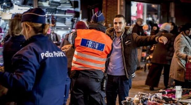 Belgio, sei raid a Molenbeek e in altre aree: si cercano fiancheggiatori dei terroristi