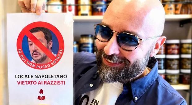 Napoli, divieto per Salvini in un locale: «Qui i razzisti non possono entrare»