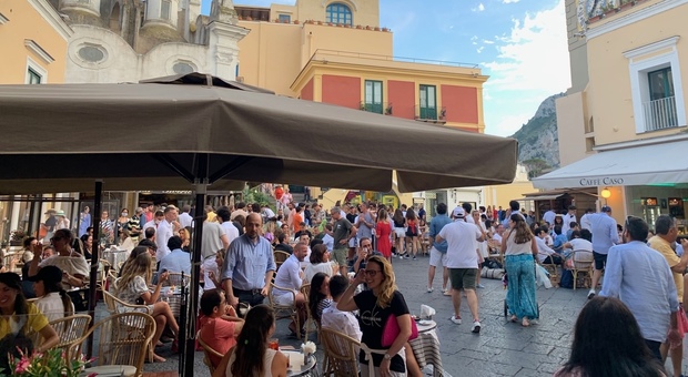 Coronavirus a Capri, il sindaco ordina: «Obbligo di mascherina all'aperto nei weekend»