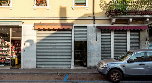 Il negozio della tentata rapina in via Piave