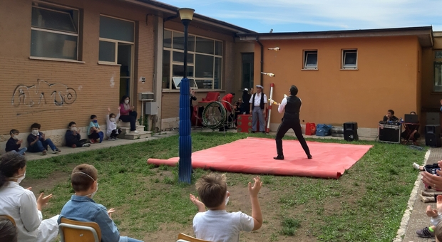 Pioggia di applausi alla scuola elementare Cislaghi per gli artisti del Circo Orfei