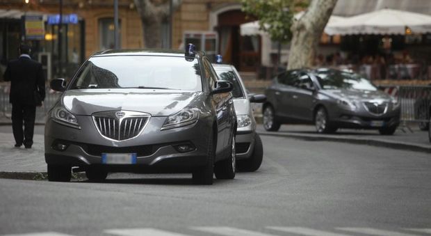 Roma, incidente con l'auto di scorta: ferito l'agente al volante