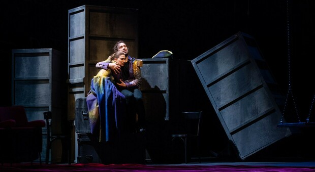 Un curioso accidente al Teatro Argentina, Lavia porta il pubblico sul palco in un divertente labirinto d'amore