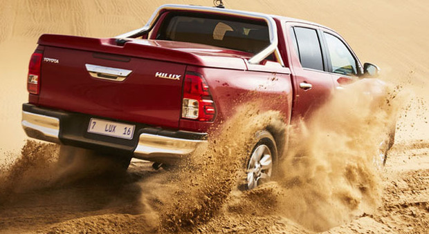 Il pick up Hilux impegnato in un fuoristrada nel deserto della Namibia. I tecnici di Toyota hanno prodotto un mezzo che è il perfetto connubio fra meccanica ed elettronica