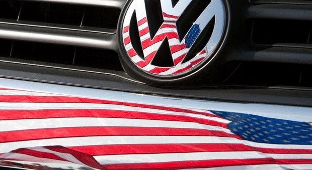 Il logo Volkswagen e la bandiera americana