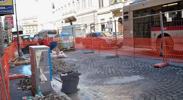 Via Nazionale, i cantieri finiscono in buca: nessuno lavora e in strada disagi e traffico