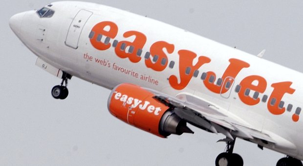EasyJet, ha pagato meno contributi a 500 piloti e assistenti di volo: multa di 3 milioni di euro