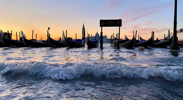Acqua alta a Venezia, allarme in piena notte e vigilia di Natale sommersa: il Mose non si muove