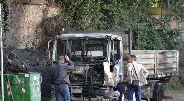 Camion del Vaticano va a fuoco, chiusa strada di Albano