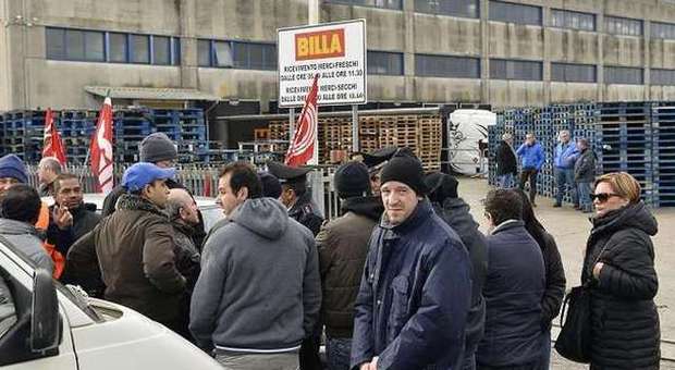 Chiude il Billa: i dipendenti bloccano i camion in azienda