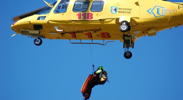 L'elicottero del 118 Marche ha soccorso un escursionista colto da malore a Forca di Presta