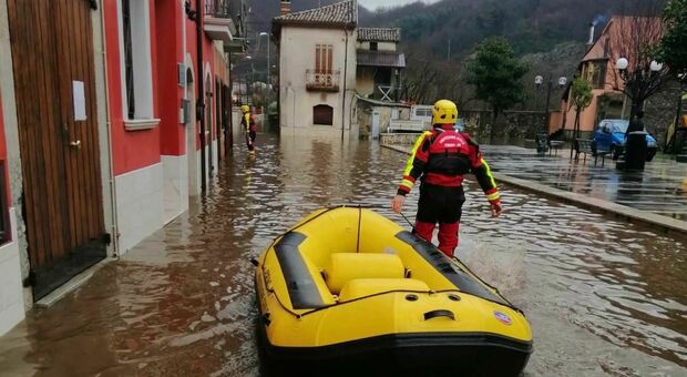 Emergenza allagamenti in Campania, famiglie evacuate con i gommoni