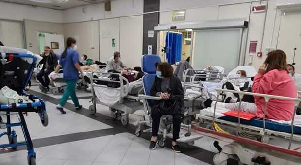 Ospedale Cardarelli di Napoli, è tutto pieno: «Troppi ingressi al giorno, ora le barelle nei reparti»