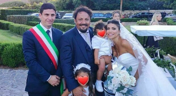 Brignano e Flora Canto, matrimonio a Ladispoli. Il sindaco: «La sposa è arrivata a bordo di un Fiat500 cabrio»