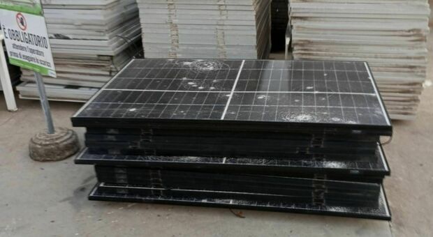 Pannelli fotovoltaici distrutti da maltempo e grandine: 110 bancali raccolti da Etra