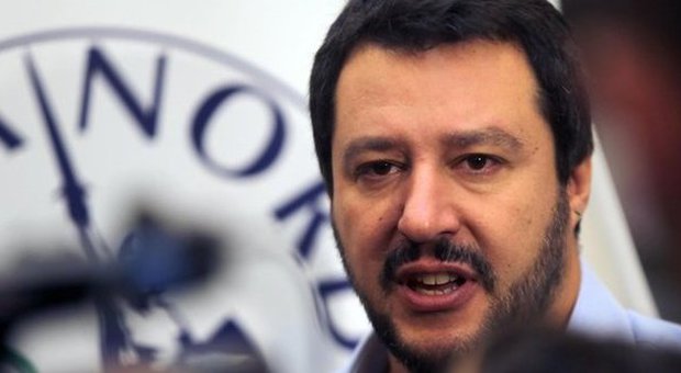 Migranti, Salvini: «I vescovi non rompano le palle. Fermiano l'Italia tre giorni per dare spallata a Renzi»