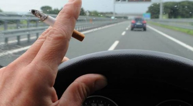 Chi fuma in auto può perdere fino a 2.260 euro. Ecco perché