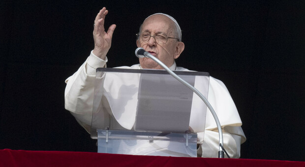 Gli auguri di Papa Francesco: «L'amore non è possesso, non soffoca mai»