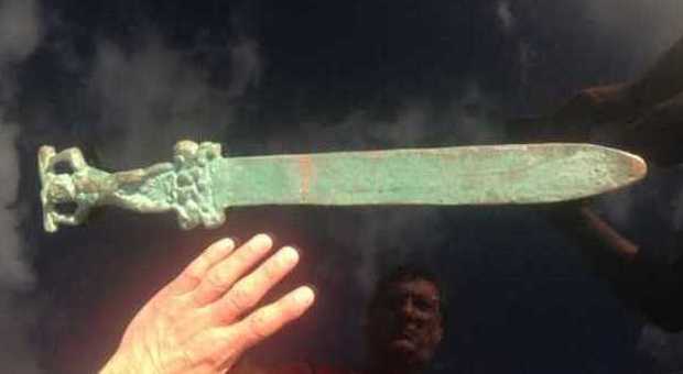 Foto della spada ritrovata da investigatinghistory.org