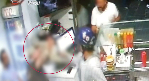 Napoli, irruzione in pizzeria: il proprietario preso a bottigliate dai rapinatori