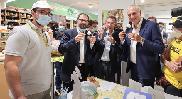 Stefano Patuanelli al mercato di Campagna Amica di Fuorigrotta: «Così cambiamo il sistema agroalimentare italiano»