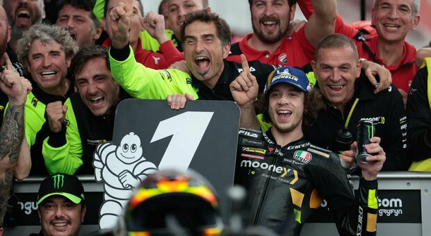 Marco Bezzecchi festeggia la sua prima vittoria in MotoGp