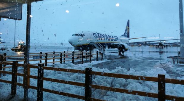 Ryanair, lettera ai piloti italiani: "Se scioperate niente aumenti". Calenda: "Atto indegno"