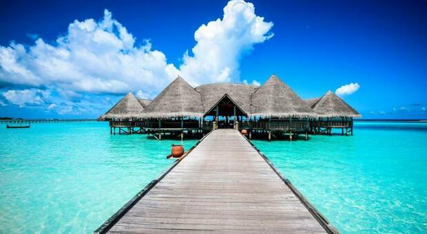 Ritardo nei voli, il ritorno dalle Maldive costa migliaia di euro in più: tour operator condannato. Dovrà risarcire una famiglia salentina