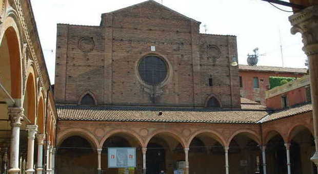 Bologna, ossa e teschi umani nel sottotetto della basilica di Santa Maria dei Servi